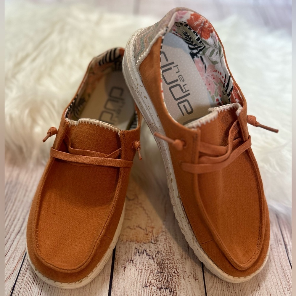 Hey Dude women’s size 8. Very good condition.